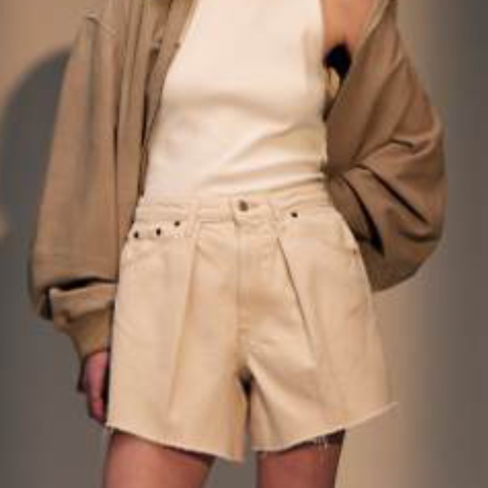 Topshop Cream Denim Pleated Shorts Size 6